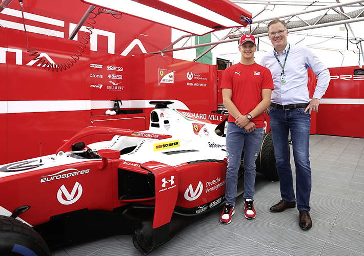Foto SSI Schaefer da la bienvenida al piloto de Fórmula 2 Mick Schumacher como Embajador de su Marca.